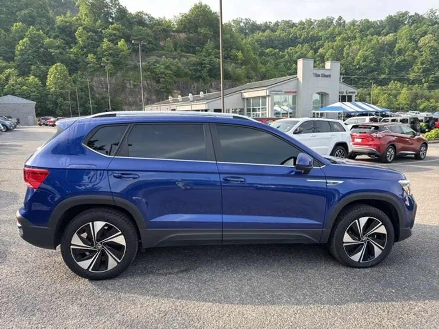 2024 Volkswagen Taos SE photo 1