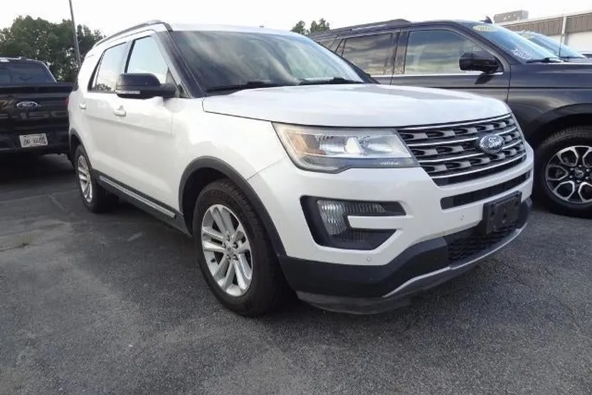 2016 Ford Explorer XLT photo 1