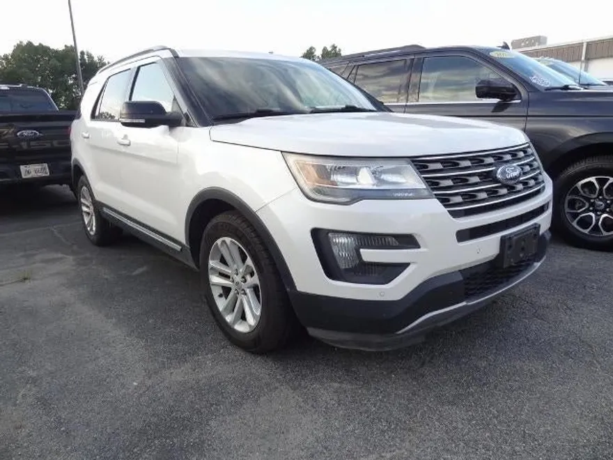 2016 Ford Explorer XLT photo 1