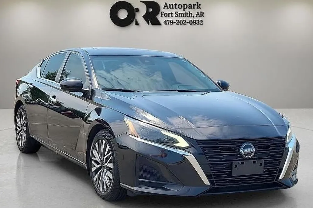 2023 Nissan Altima 2.5 SV photo 1