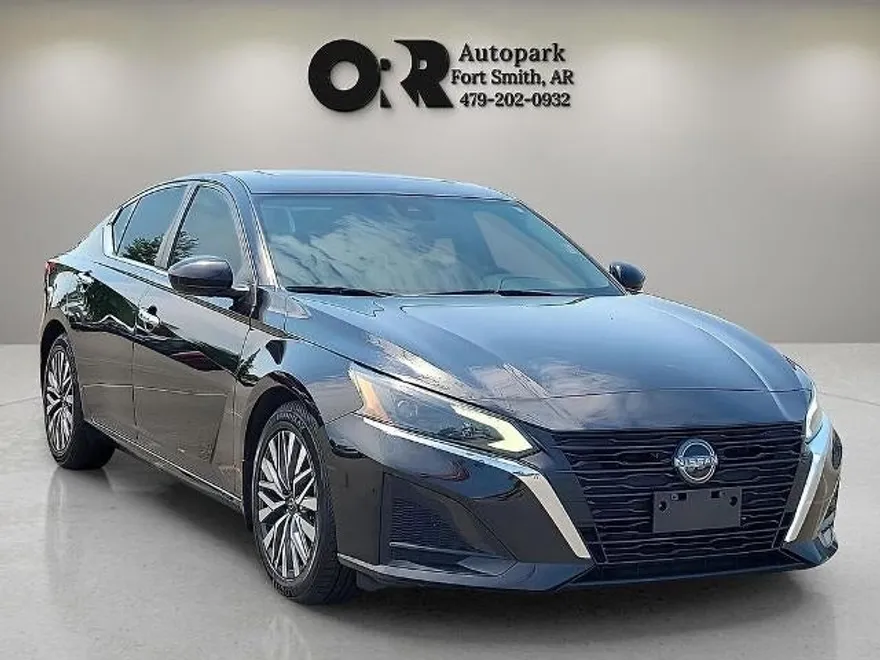 2023 Nissan Altima 2.5 SV photo 1