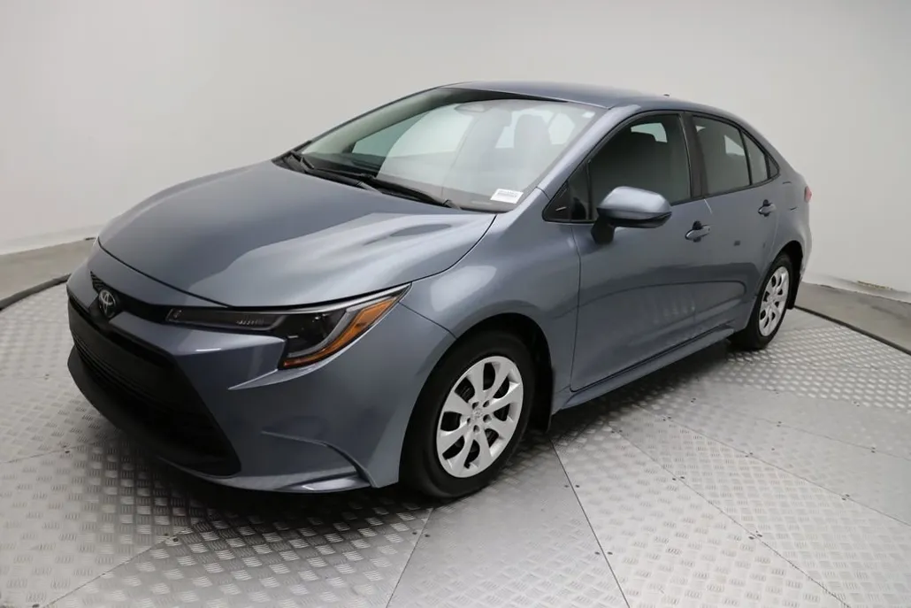 2025 Toyota Corolla LE photo 1
