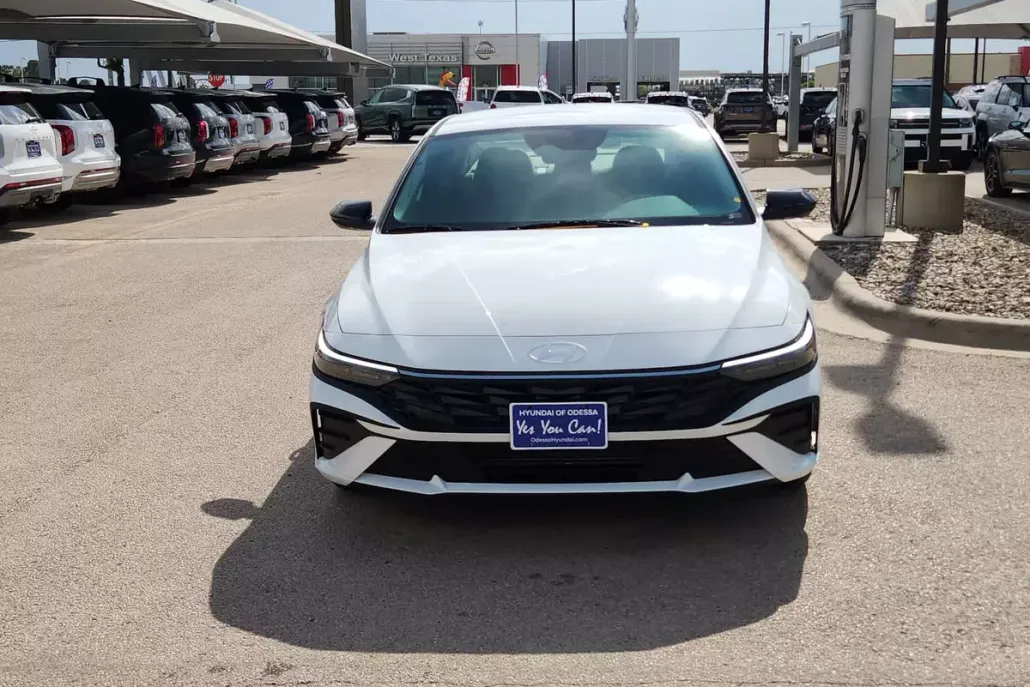 2025 Hyundai Elantra SEL Sport photo 1