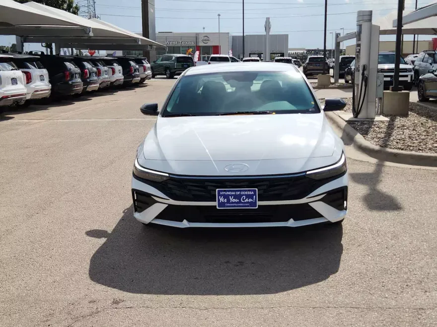 2025 Hyundai Elantra SEL Sport photo 1