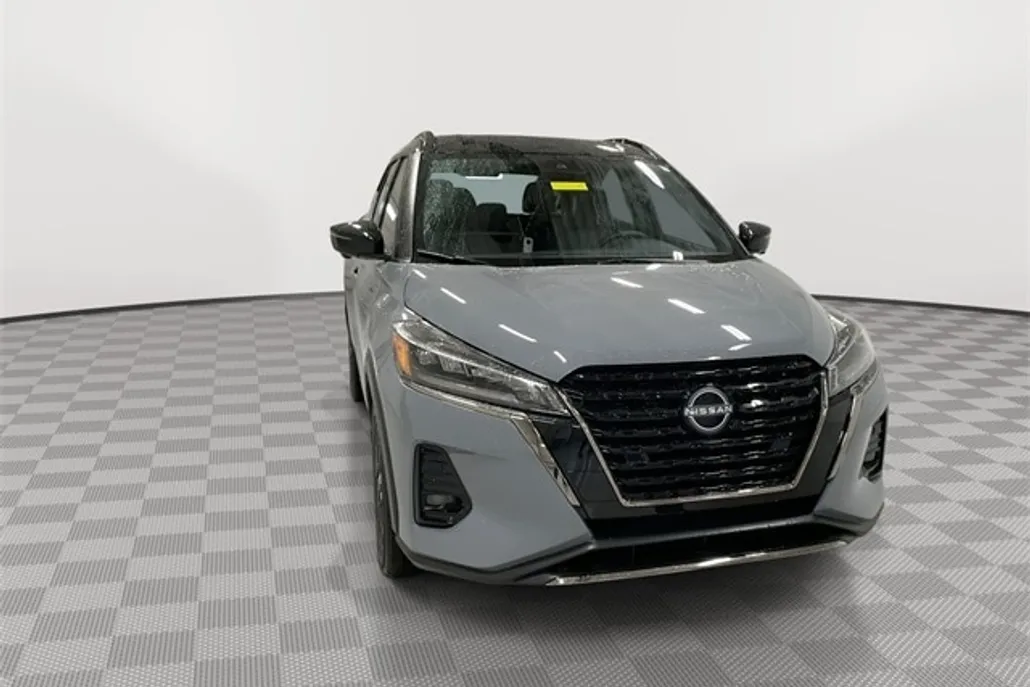 2024 Nissan Kicks SR photo 1
