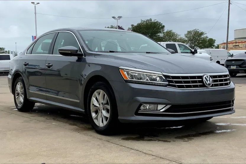 2016 Volkswagen Passat TDI S R-Line photo 1