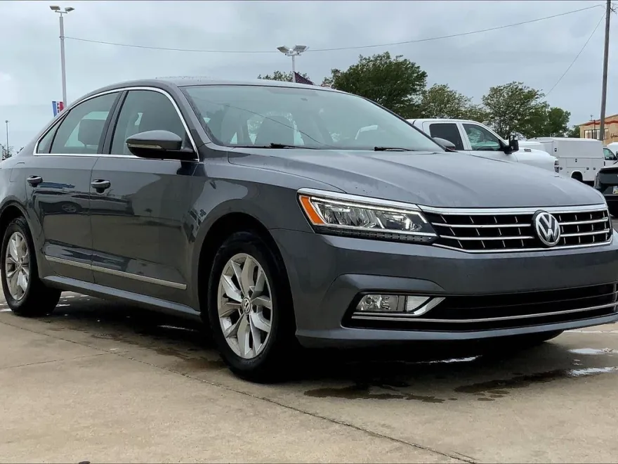 2016 Volkswagen Passat TDI S R-Line photo 1