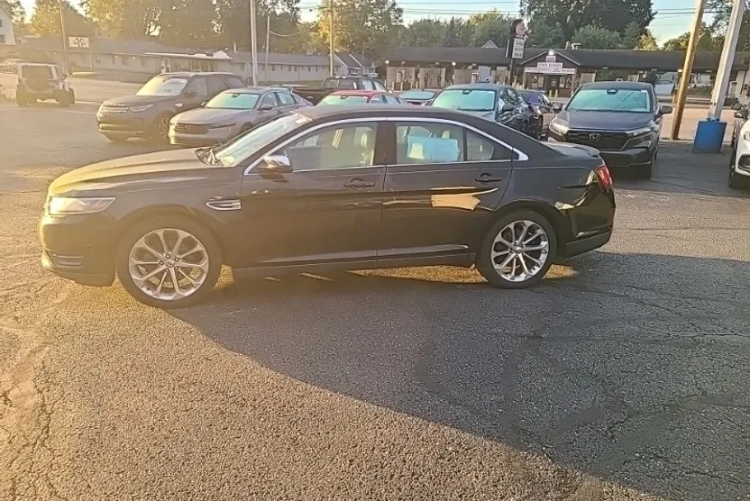 2014 Ford Taurus Limited photo 1