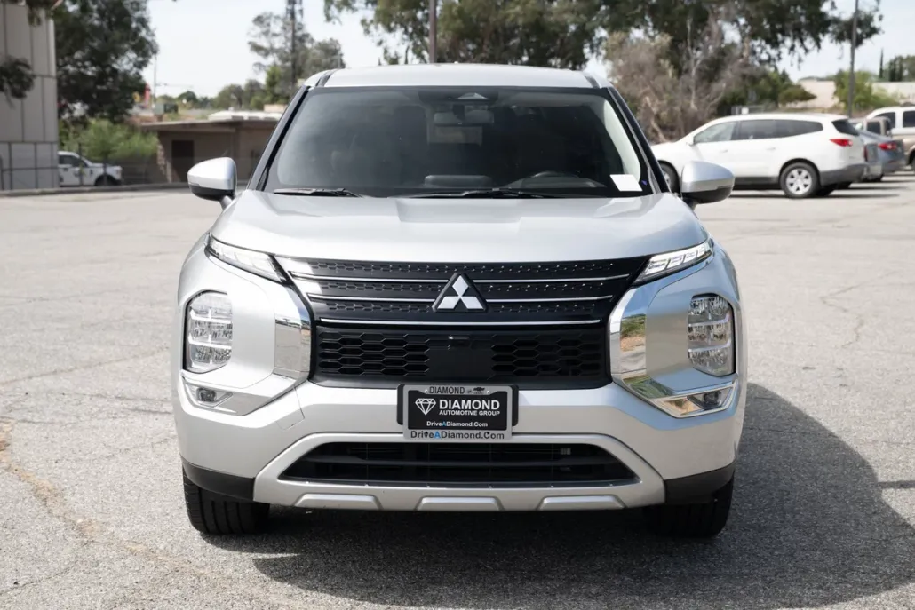 2023 Mitsubishi Outlander SE photo 1