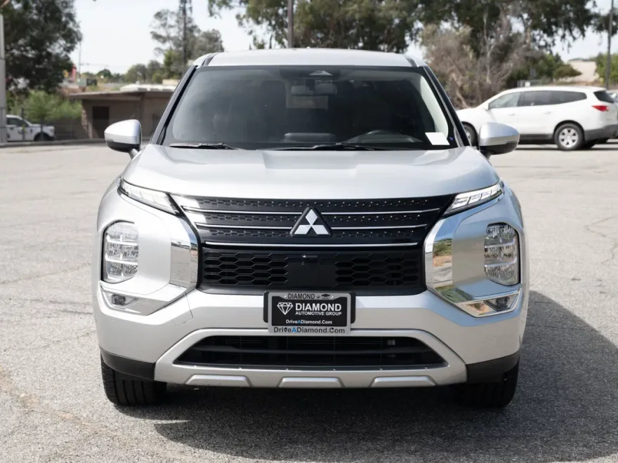 2023 Mitsubishi Outlander SE photo 1