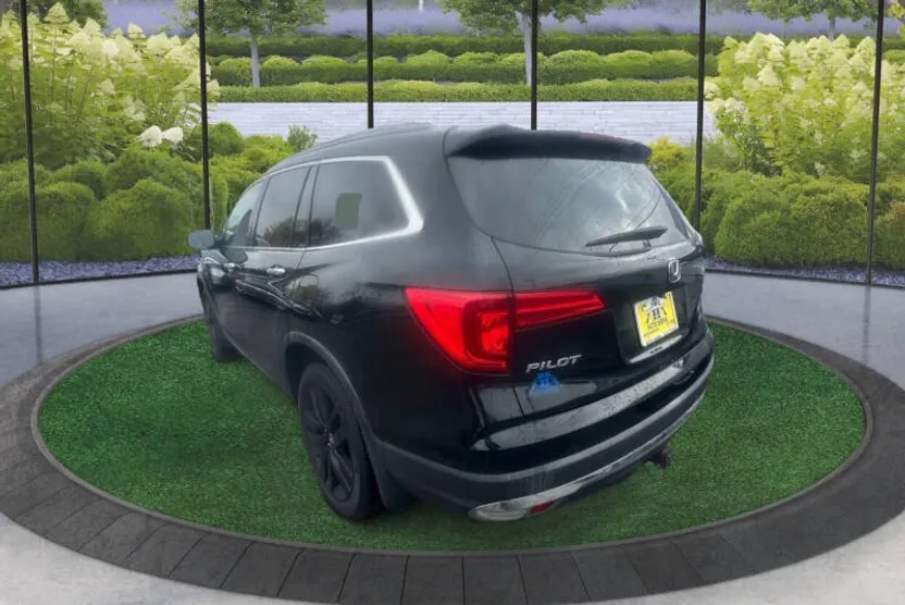2017 Honda Pilot Touring photo 1