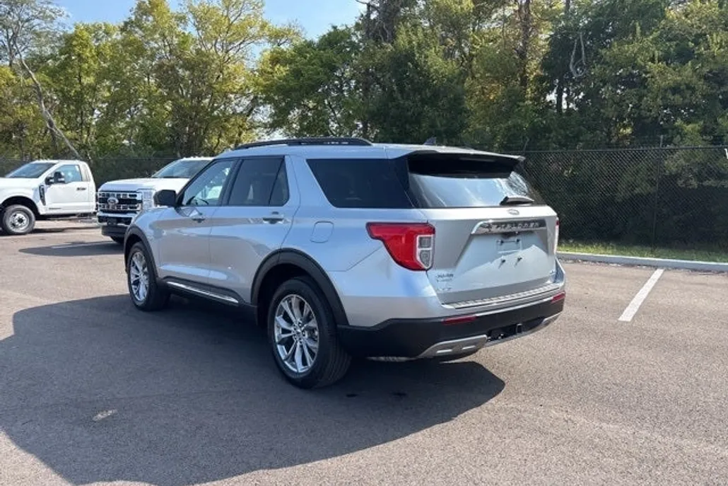 2023 Ford Explorer XLT photo 1