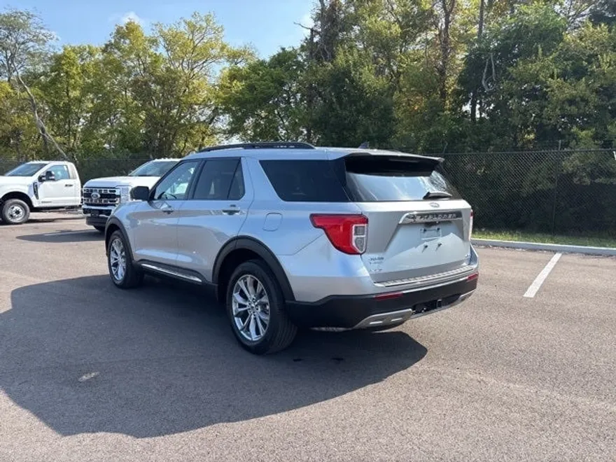 2023 Ford Explorer XLT photo 1