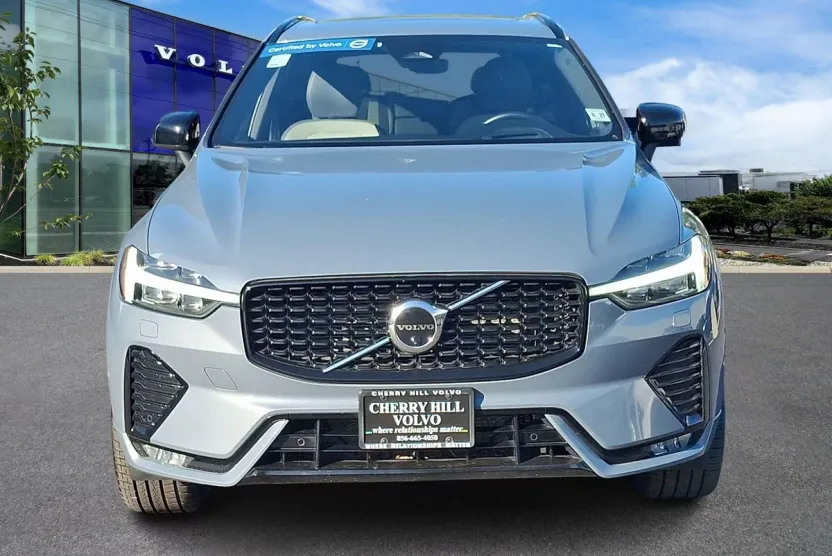 2022 Volvo XC60 R-Design photo 1