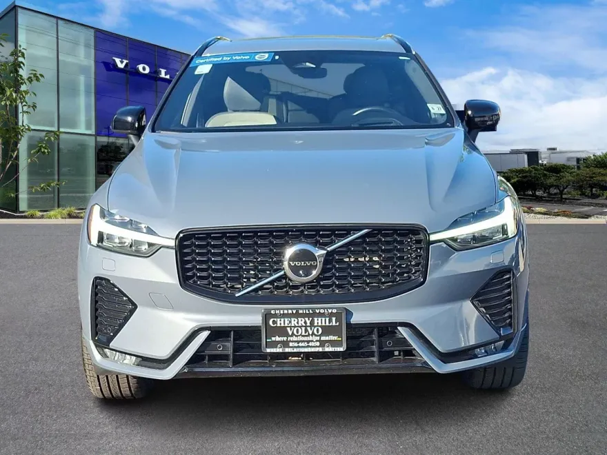 2022 Volvo XC60 R-Design photo 1