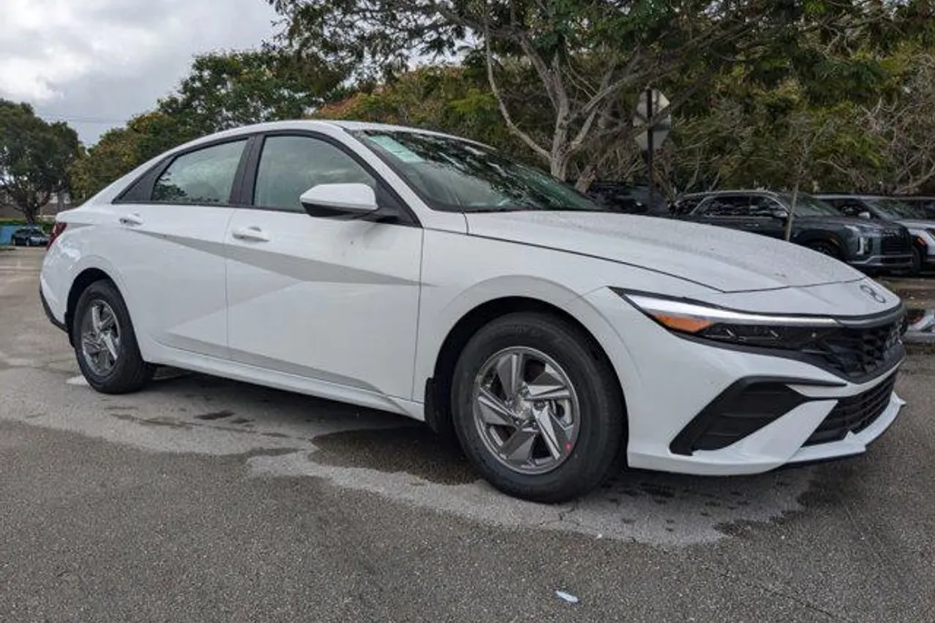 2025 Hyundai Elantra SE photo 1