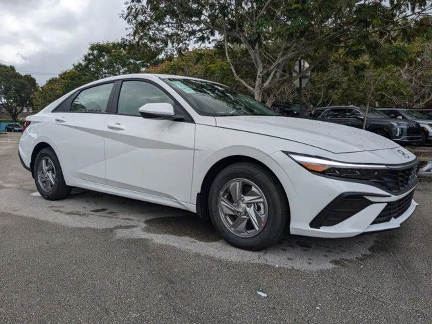 2025 Hyundai Elantra SE photo 1