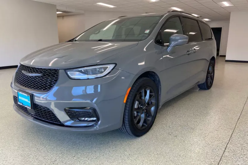 2021 Chrysler Pacifica Touring photo 1