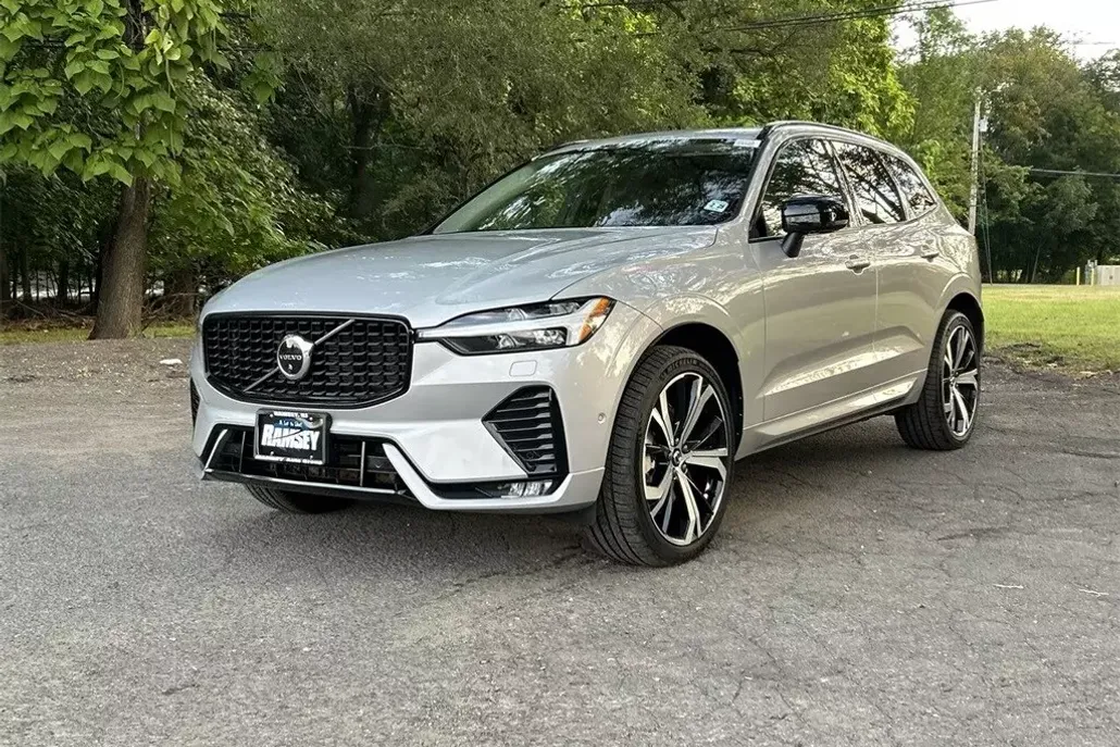 2023 Volvo XC60 Ultimate photo 1