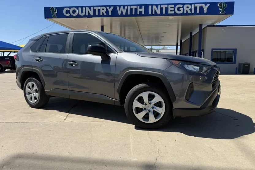 2022 Toyota RAV4 LE photo 1