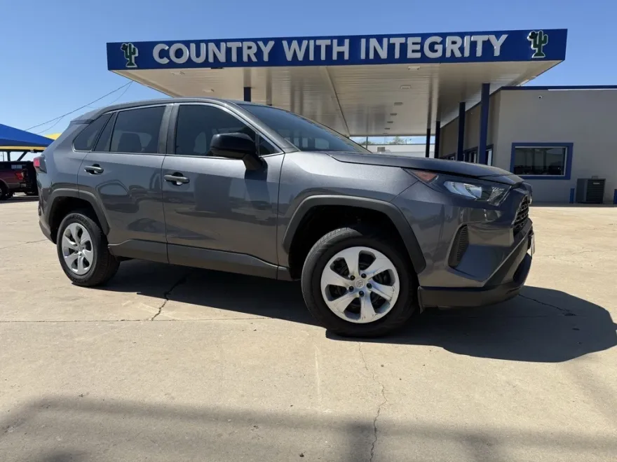 2022 Toyota RAV4 LE photo 1