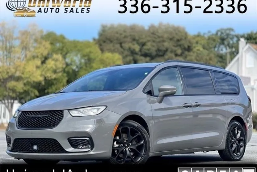 2022 Chrysler Pacifica Touring L photo 1