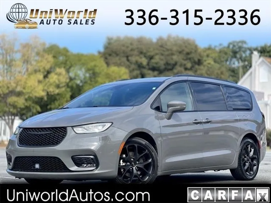 2022 Chrysler Pacifica Touring L photo 1