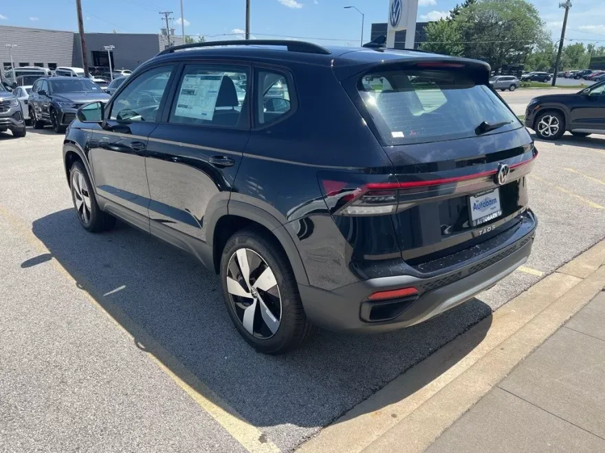 2025 Volkswagen Taos S photo 1