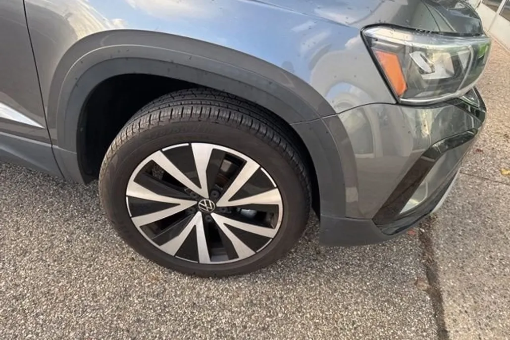 2022 Volkswagen Taos SE photo 1