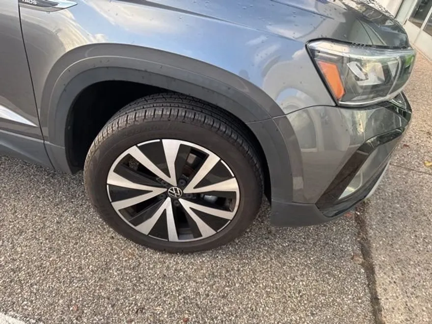 2022 Volkswagen Taos SE photo 1