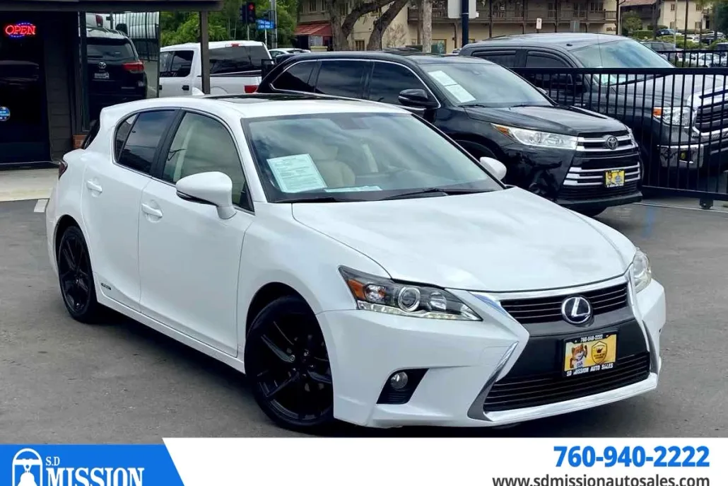 2017 Lexus CT 200h photo 1
