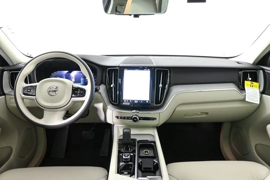 2025 Volvo XC60 B5 Plus photo 1