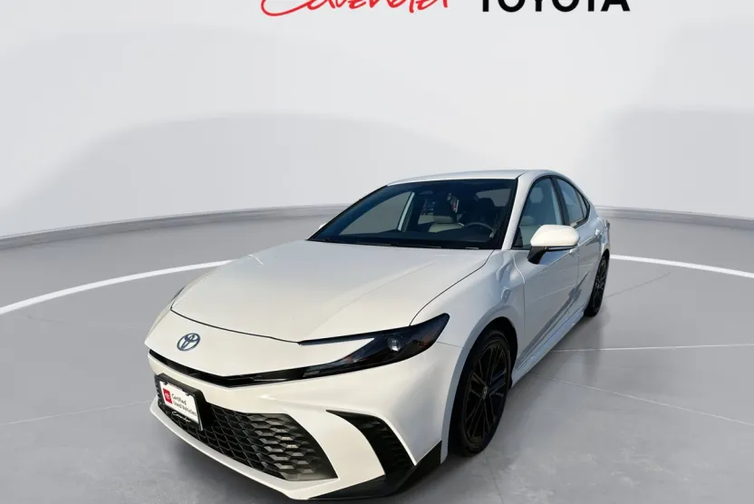 2025 Toyota Camry SE photo 1