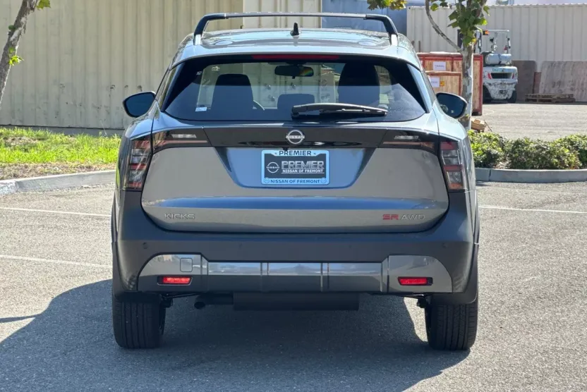 2026 Nissan Kicks SR photo 1