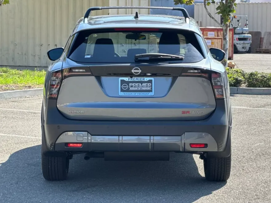 2026 Nissan Kicks SR photo 1