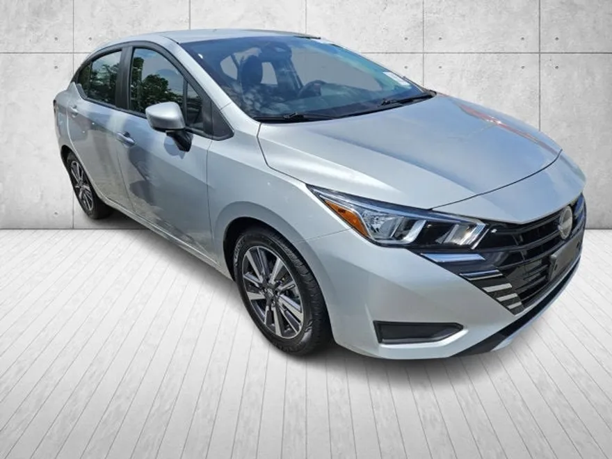 2023 Nissan Versa 1.6 SV photo 1