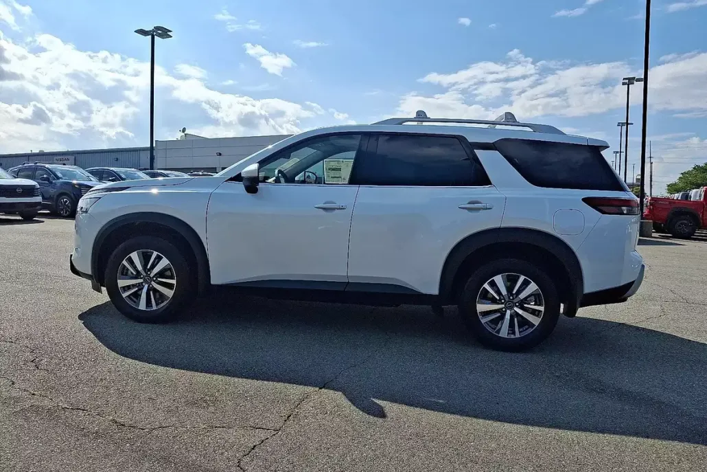 2025 Nissan Pathfinder SL photo 1