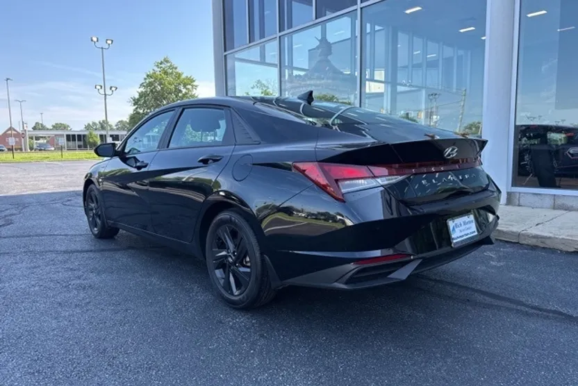 2023 Hyundai Elantra SEL photo 1