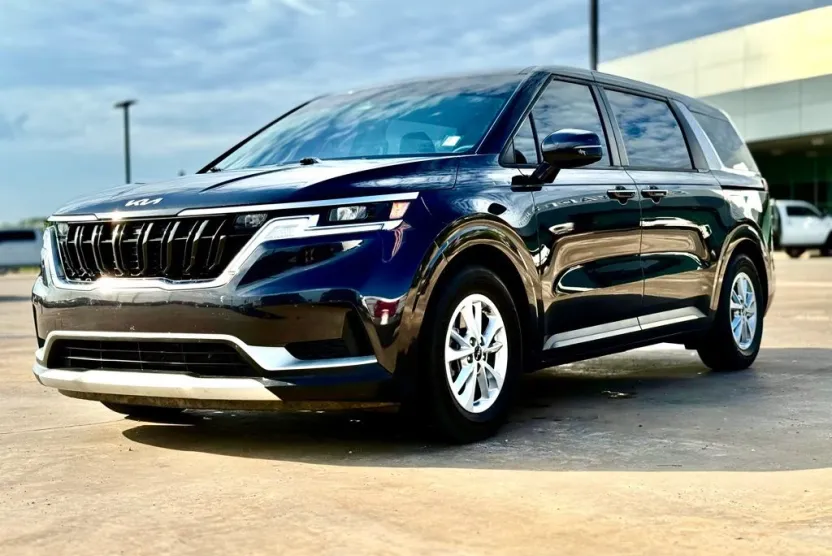 2022 Kia Carnival LX photo 1