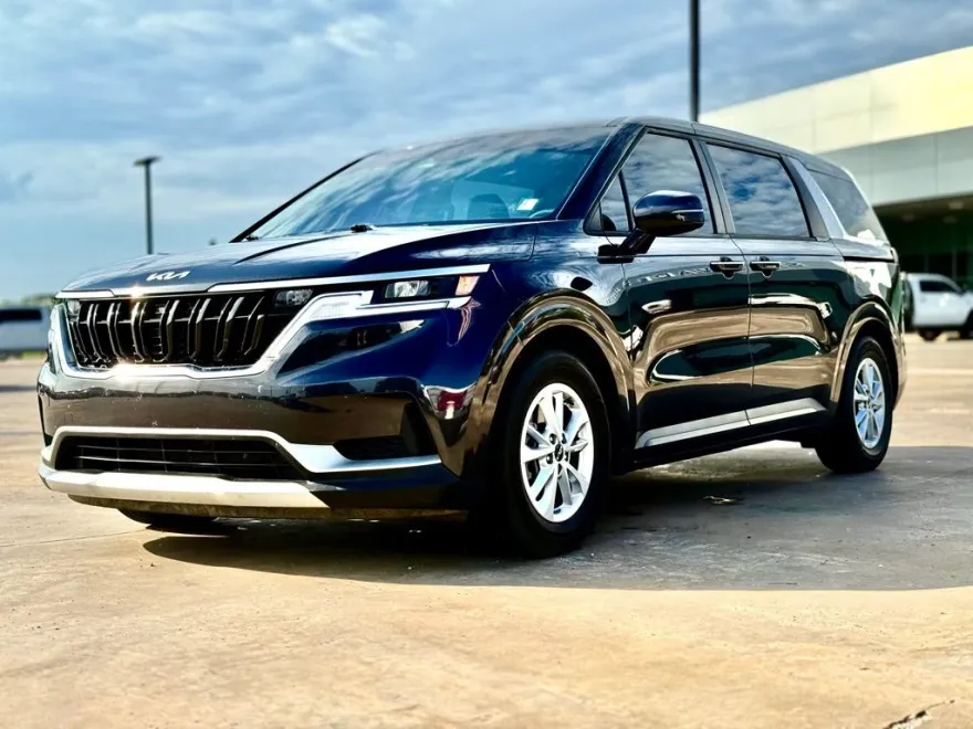 2022 Kia Carnival LX photo 1
