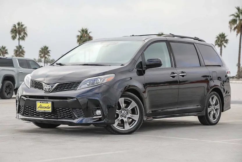 2019 Toyota Sienna Premium photo 1