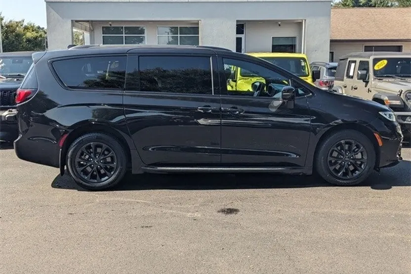 2021 Chrysler Pacifica Touring L photo 1