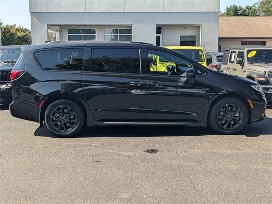 2021 Chrysler Pacifica Touring L photo 1
