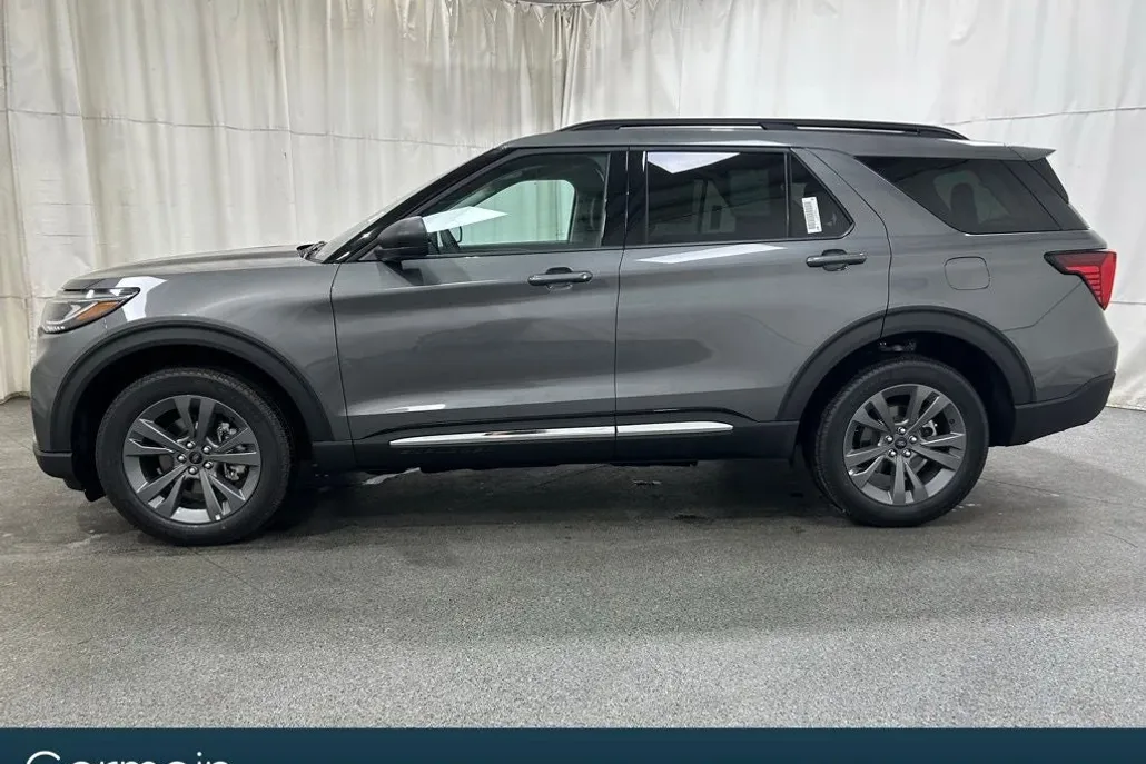 2025 Ford Explorer photo 1