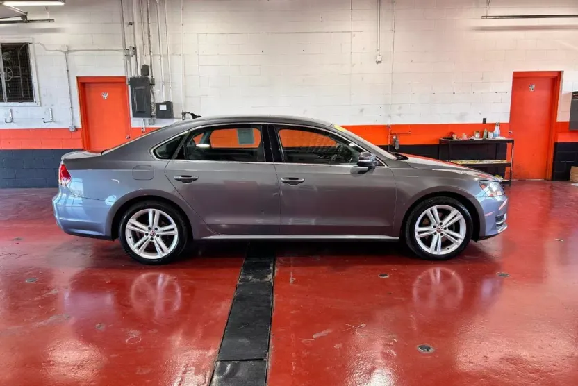 2014 Volkswagen Passat SE photo 1