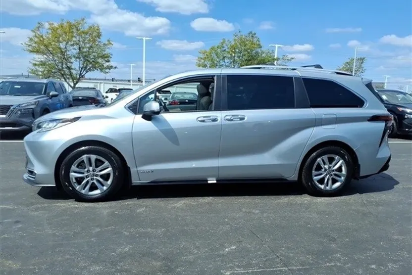 2021 Toyota Sienna Limited photo 1