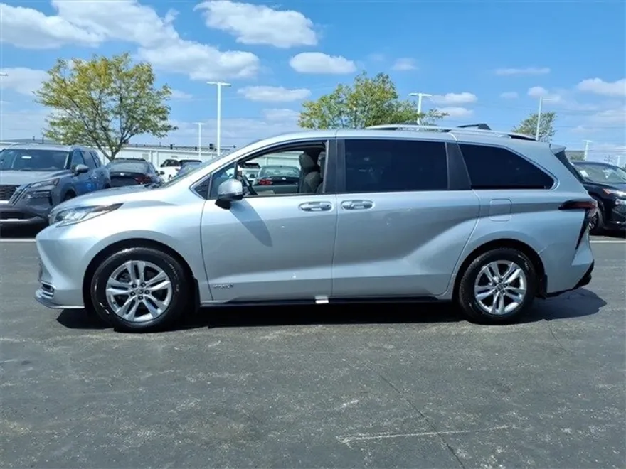 2021 Toyota Sienna Limited photo 1
