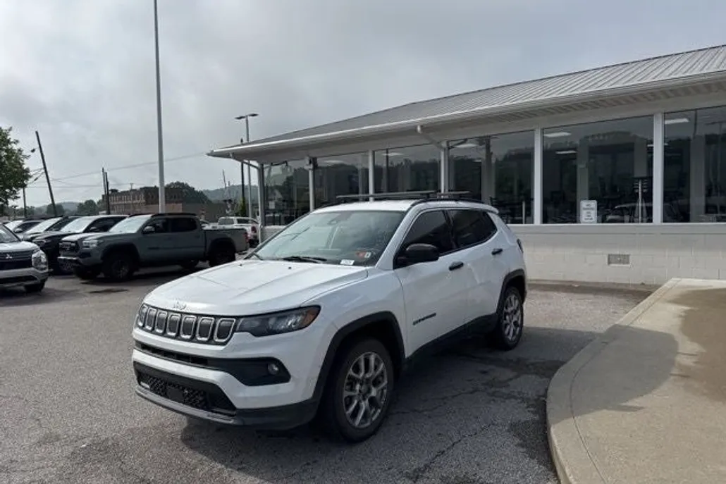 2022 Jeep Compass Latitude Lux photo 1