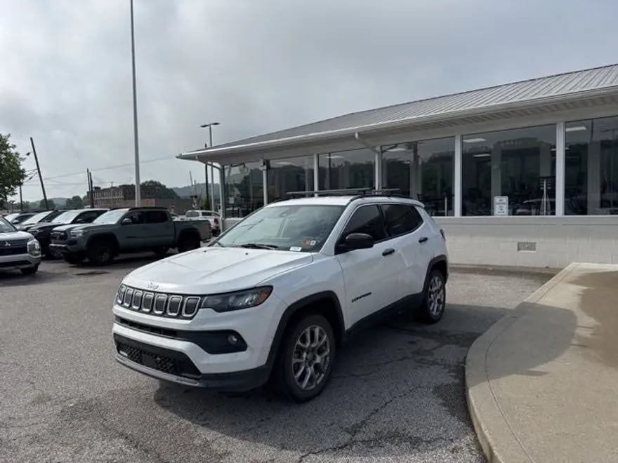 2022 Jeep Compass Latitude Lux photo 1