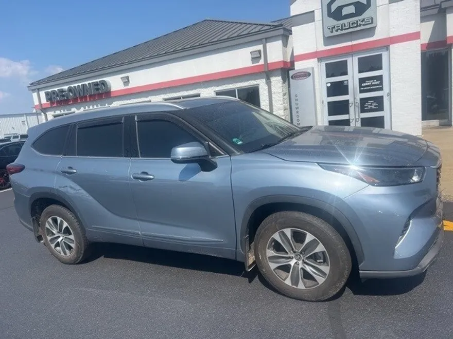 2022 Toyota Highlander XLE photo 1